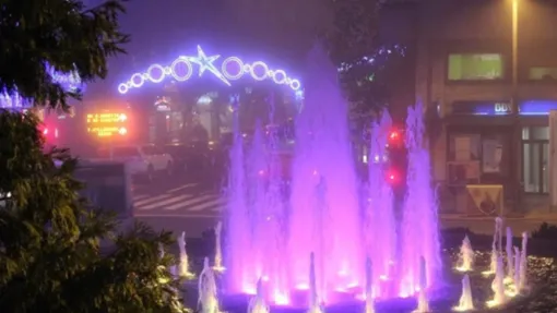 Fuente iluminada con los colores del Sindrome de Turner