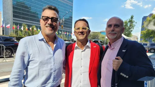 (De izq. a dcha.) Yann Le Cam, Juan Carrión y David Sánchez, en Nueva York ante la sede de la ONU.
