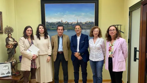 Foto de familia entre FEDER y el Real e Ilustre Colegio de Farmacéuticos de Sevilla 