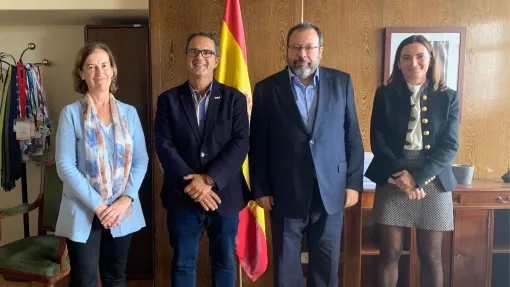 Fotografía durante la reunión con la Dirección General de Cartera Común de Servicios del Sistema Nacional de Salud y Farmacia.