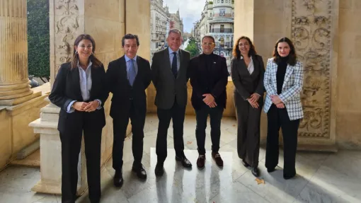 Representantes del Ayuntamiento de Sevilla, COFS y FEDER.