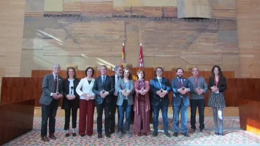 Mónica García (en el centro) durante un acto de FEDER en la Asamblea de Madrid.