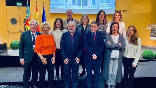 Foto de grupo en la que aparecen los expertos que han intervenido en la jornada científica, junto a miembros de la Junta directiva de la Asociación Retina Comunidad Valenciana y equipo técnico. 