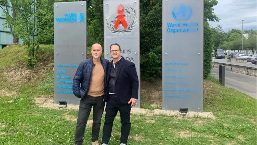 David Sánchez y Juan Carrión ante la sede de la Organización Mundial de la Salud.