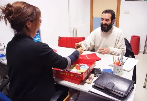 Fotografía durante una de las actividades del proyecto con personas adultas como beneficiarias. 