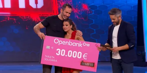 Ana Guerra y Jorge Blanco con el cheque de 30.000 €