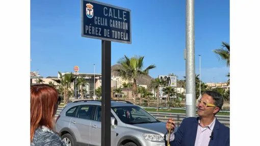 Juan Carrión, presidente de FEDER y su Fundación inaugurando la placa de la calle 