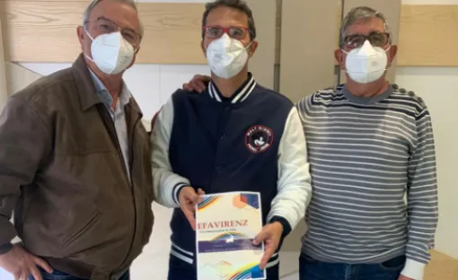 Fotografía de nuestro presidente, Juan Carrión, junto a Cristóbal y Carmelo, representantes de la Fundación Niemann Pick, con la información del ensayo clínico.