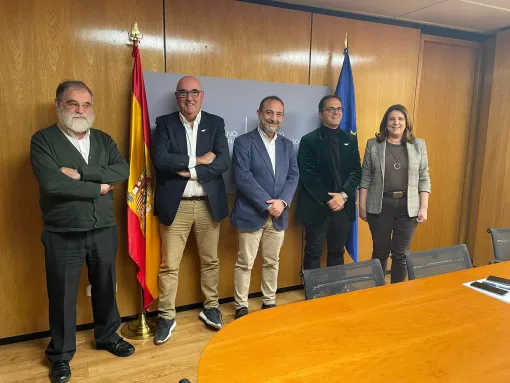 Fotografía con representantes de la Dirección General y de FEDER tras la reunión.